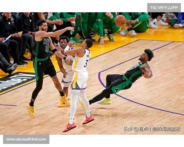 斯玛特鱼跃扑抢成湖人季前赛亮点,替补贡献14分