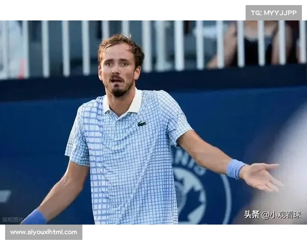 美网首轮现争议判罚，摄影师误闯赛场引发混乱，梅德韦杰夫煽动观众