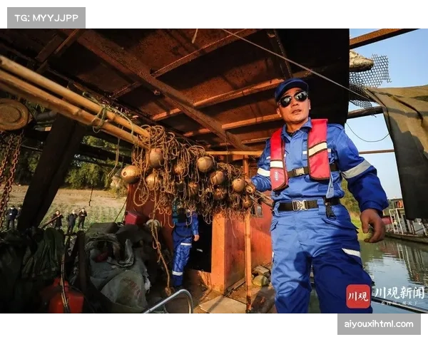 通讯:中场休息时,转播镜头捕捉到多特蒙德教练组激烈战术讨论 通讯:中场休息时,转播镜头捕捉到多特蒙德教练组激烈战术讨论